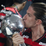 Flamengo oficializa renovação de Filipe Luís até 2027