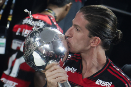 Flamengo oficializa renovação de Filipe Luís até 2027