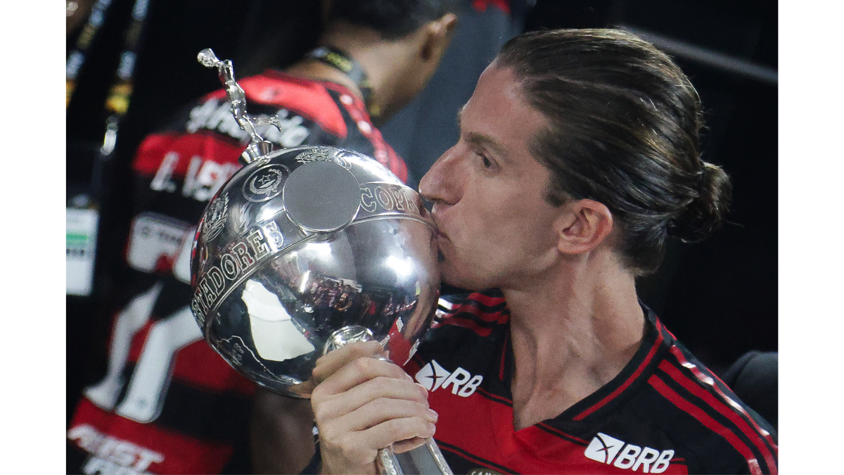 Flamengo oficializa renovação de Filipe Luís até 2027